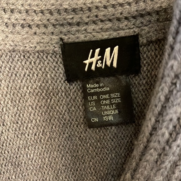 Grey Poncho from H&M - Picture 3 of 4